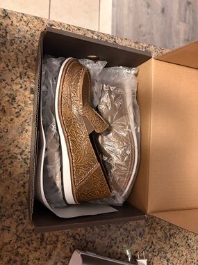 Women’s ariat Cruisers